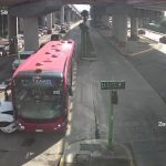 Conductor se pasa alto y choca contra Tuzobús