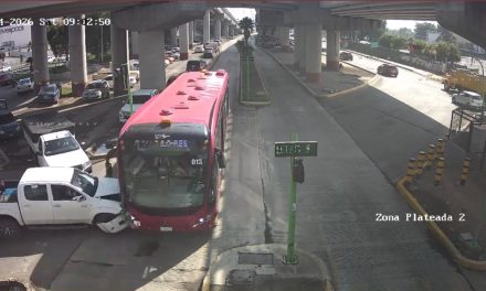 Conductor se pasa alto y choca contra Tuzobús