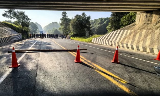 Bloquean México-Tuxpan para exigir mayor seguridad