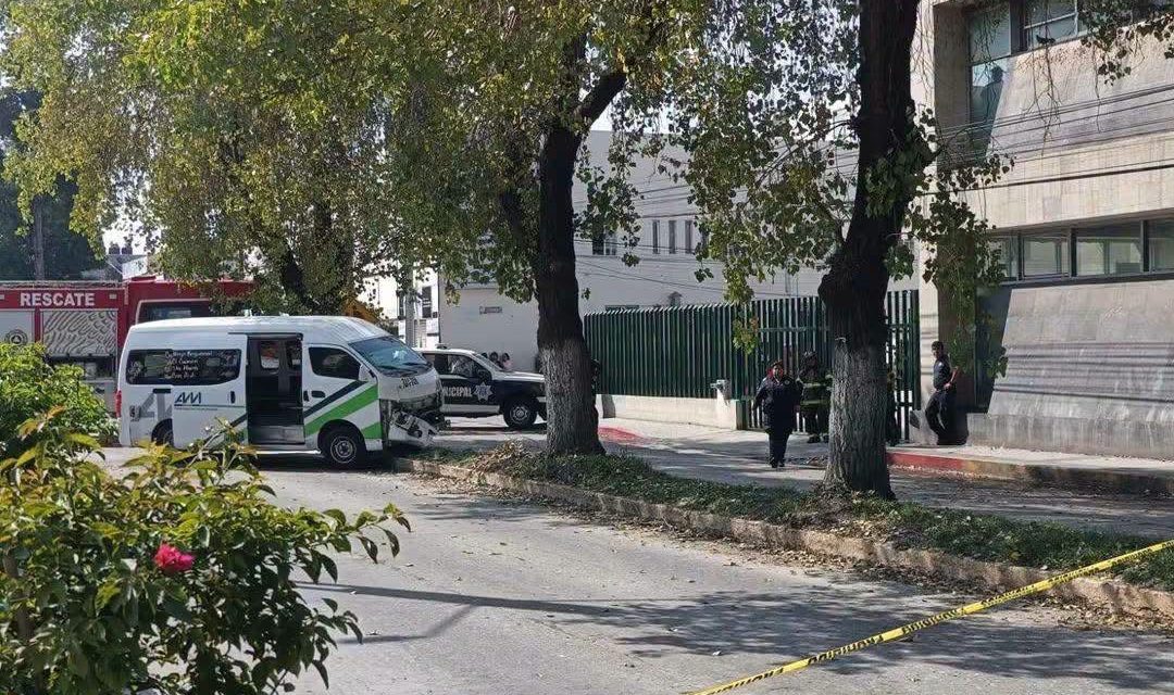 Mujer muere tras choque de combi en Tula