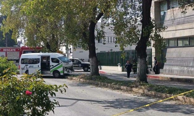 Mujer muere tras choque de combi en Tula
