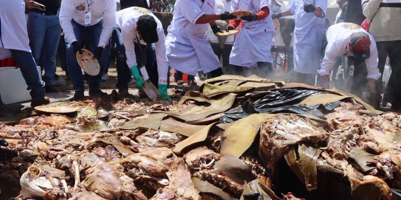 Actopan cocinó más de 100 borregos en el horno más grande de México
