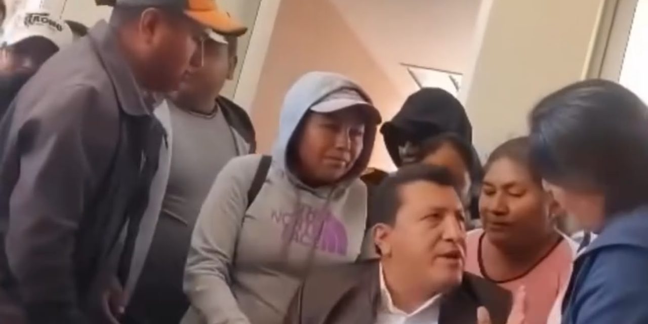 Olivares reprueba violencia contra alcalde de San Salvador