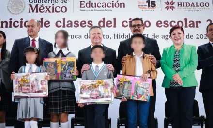 Julio Menchaca da inicio formal a ciclo escolar en Hidalgo