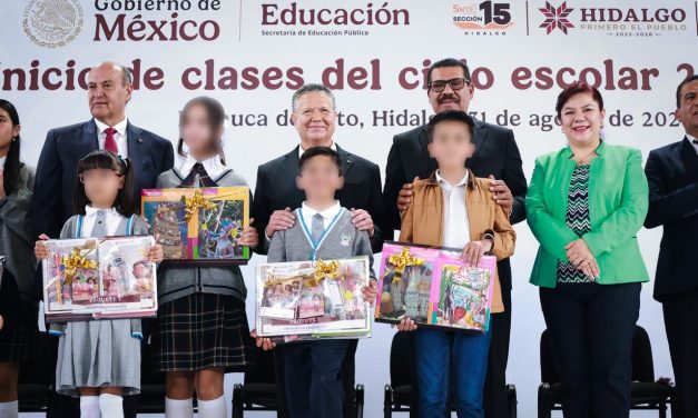 Julio Menchaca da inicio formal a ciclo escolar en Hidalgo