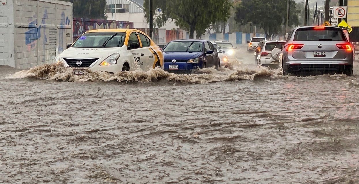 Aguaceros colapsan bulevares en Pachuca