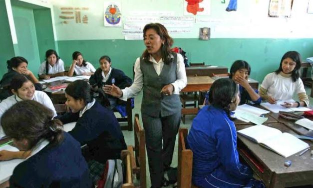 Cambian de escuela a 3 mil 800 maestros