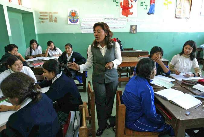 Cambian de escuela a 3 mil 800 maestros