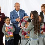 Entregan útiles y calzado en escuelas de 5 municipios