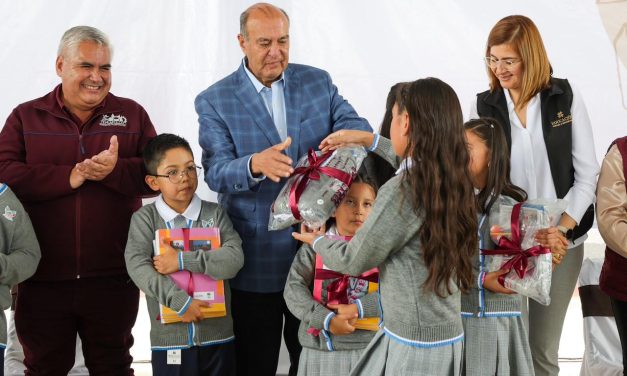 Entregan útiles y calzado en escuelas de 5 municipios
