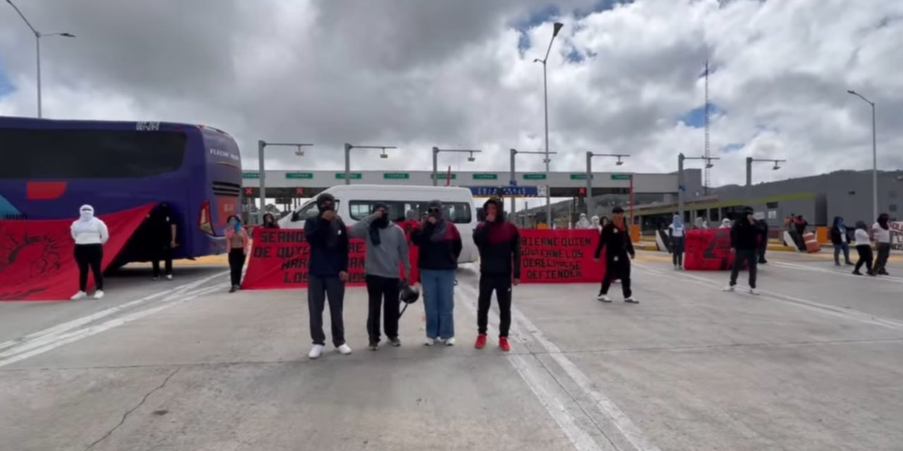 Estudiantes del Mexe toman la caseta San Alejo en Tulancingo