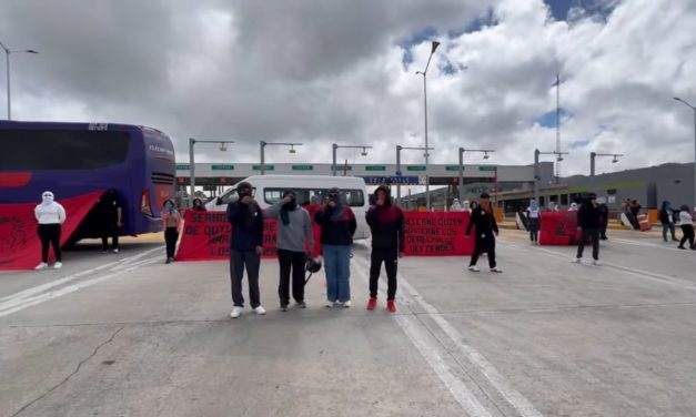Estudiantes del Mexe toman la caseta San Alejo en Tulancingo