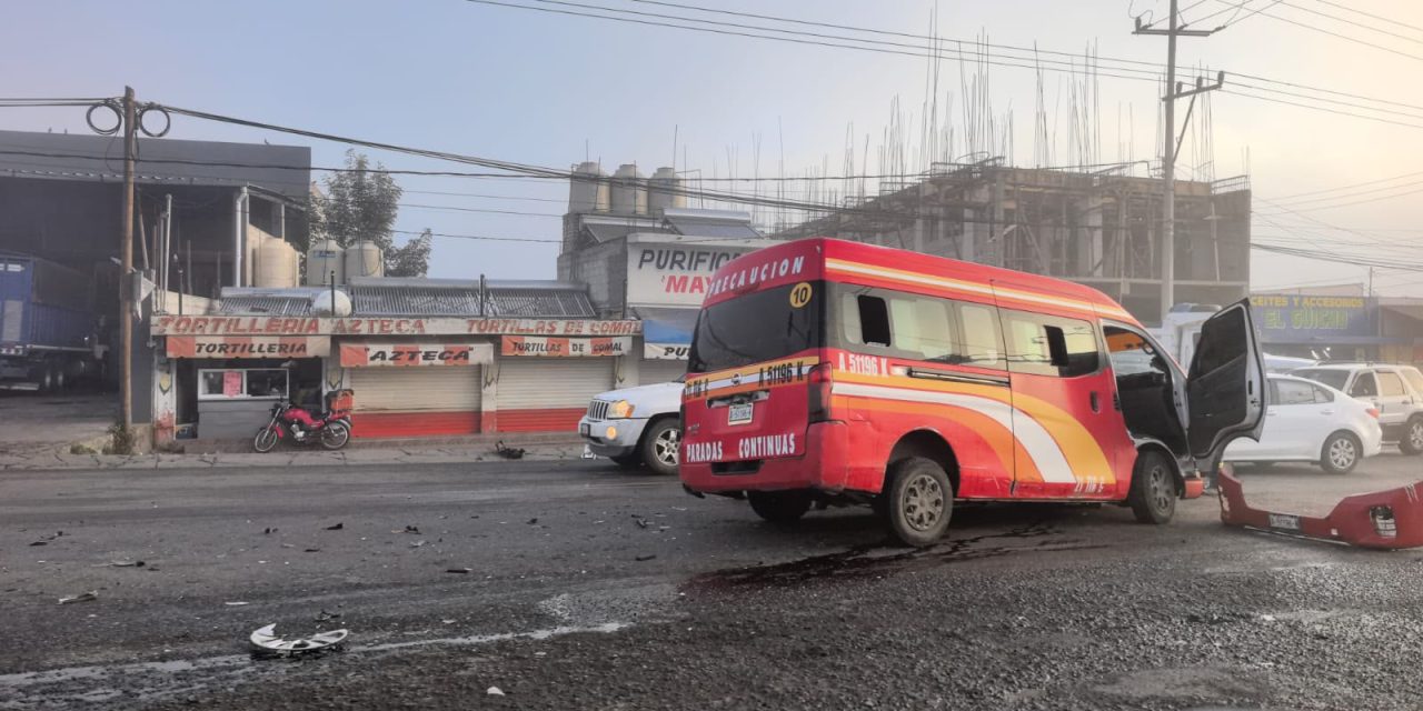 Choque entre automóvil y colectiva dejó dos lesionados en Tulancingo
