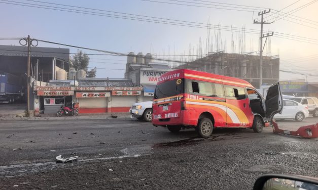 Choque entre automóvil y colectiva dejó dos lesionados en Tulancingo
