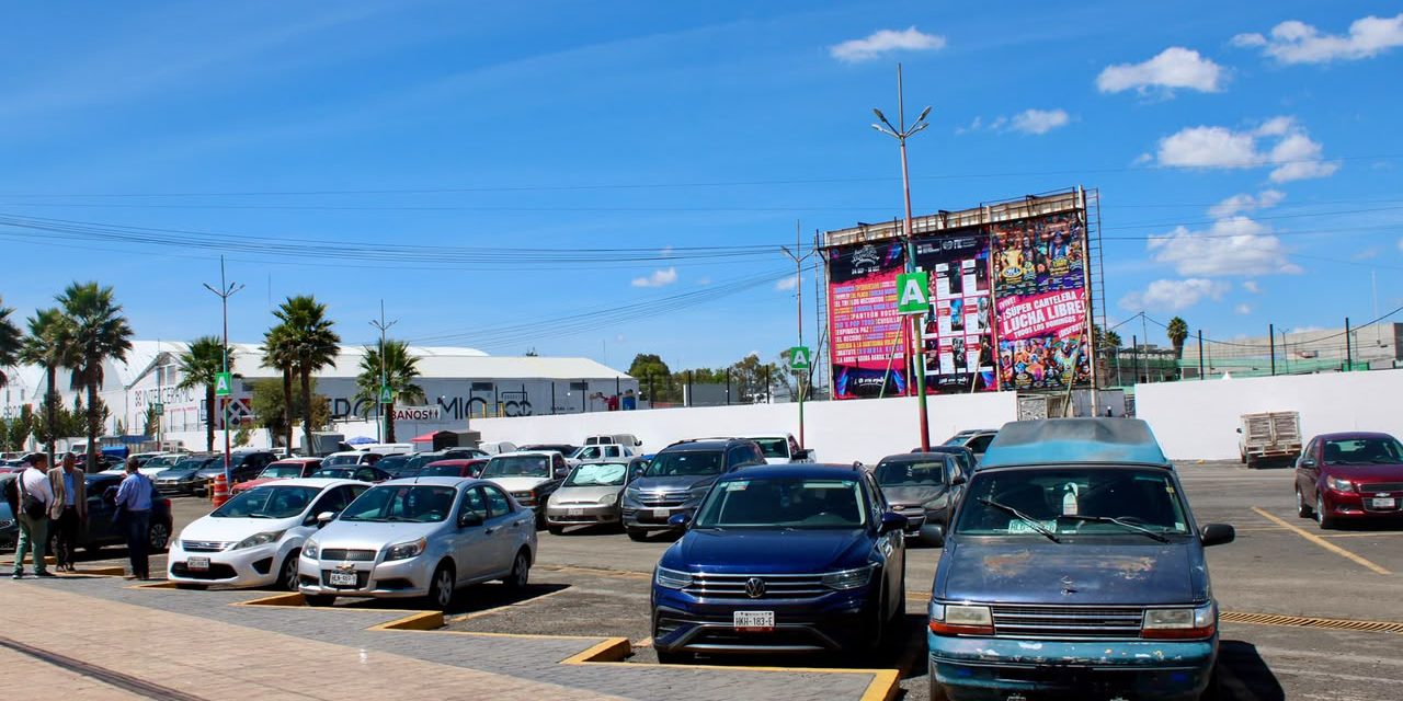 Tras quejas, bajan precio al estacionamiento de la feria