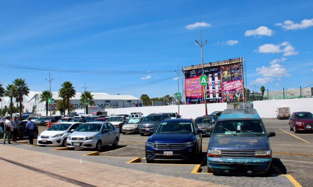 Tras quejas, bajan precio al estacionamiento de la feria