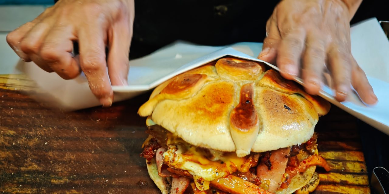 Fusionan guajolotes con pan de muerto en Tulancingo