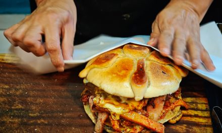 Fusionan guajolotes con pan de muerto en Tulancingo