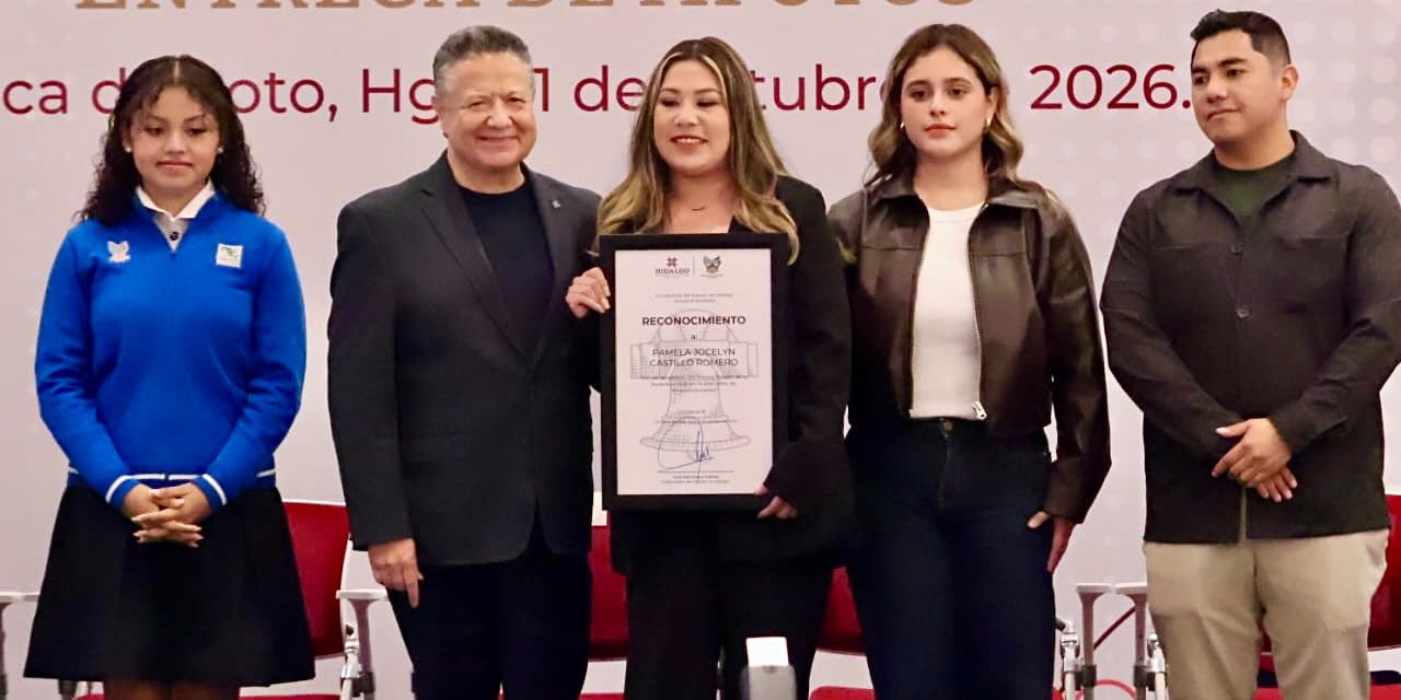 Menchaca entrega premios a juventudes de Hidalgo