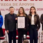 Menchaca entrega premios a juventudes de Hidalgo