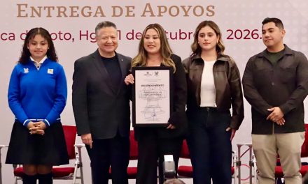 Menchaca entrega premios a juventudes de Hidalgo