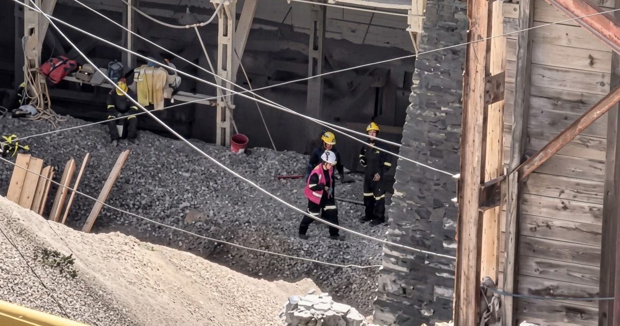 Mueren dos trabajadores sepultados por material en mina de Pachuca