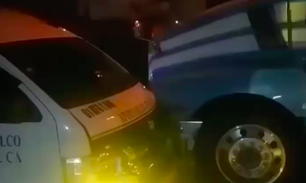 Impactan unidad de transporte y choca contra un tráiler