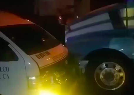 Impactan unidad de transporte y choca contra un tráiler