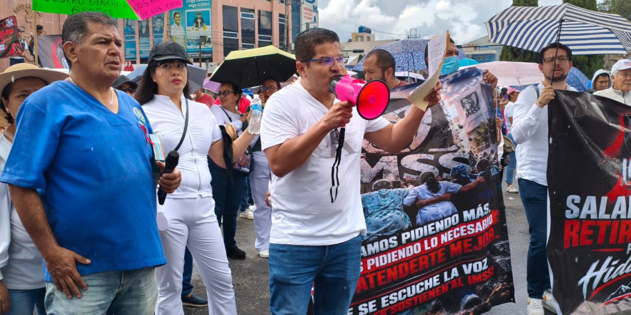 Trabajadores del IMSS protestan en Pachuca por reclamos laborales