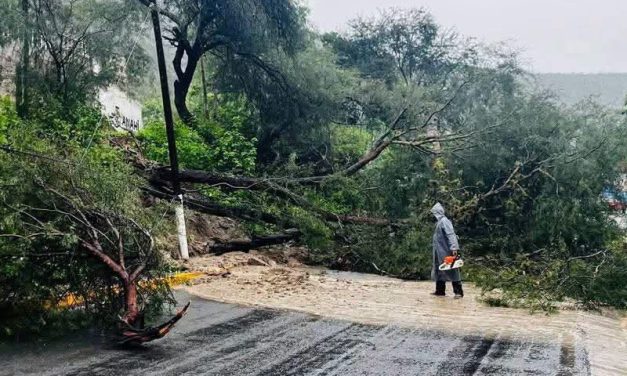 Lluvias provocan deslaves, cierres y dejan dos menores heridos
