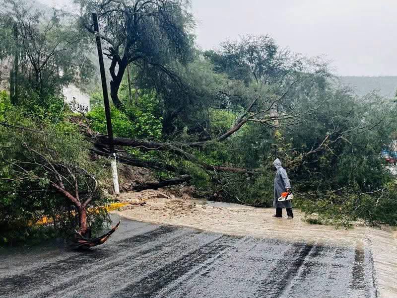 Lluvias provocan deslaves, cierres y dejan dos menores heridos