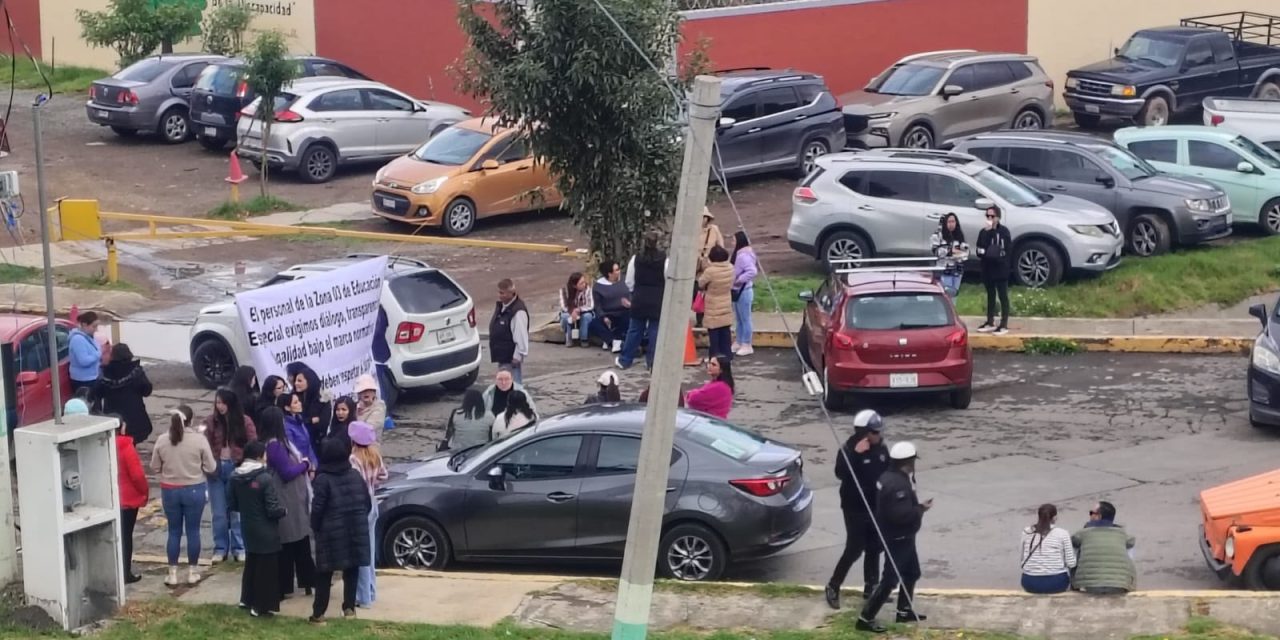 Docentes bloquean acceso a la SEPH; exigen transparencia en reestructuración de Educación Especial