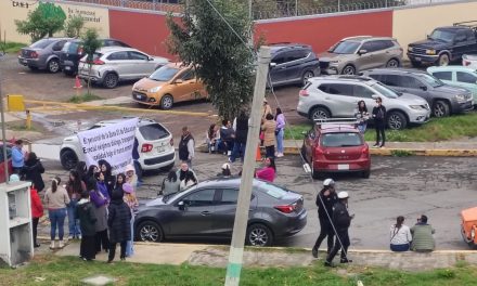 Docentes bloquean acceso a la SEPH; exigen transparencia en reestructuración de Educación Especial