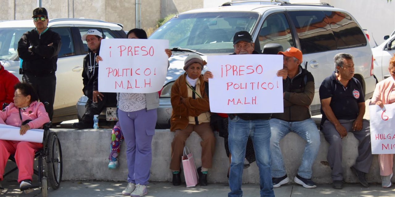 Familiares de exalcalde de Tlaxcoapan protestan en el Congreso