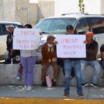 Familiares de exalcalde de Tlaxcoapan protestan en el Congreso