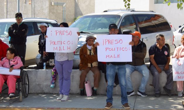 Familiares de exalcalde de Tlaxcoapan protestan en el Congreso