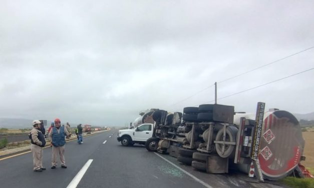 Vuelca pipa con 20 mil litros de diésel en la Pachuca-Sahagún