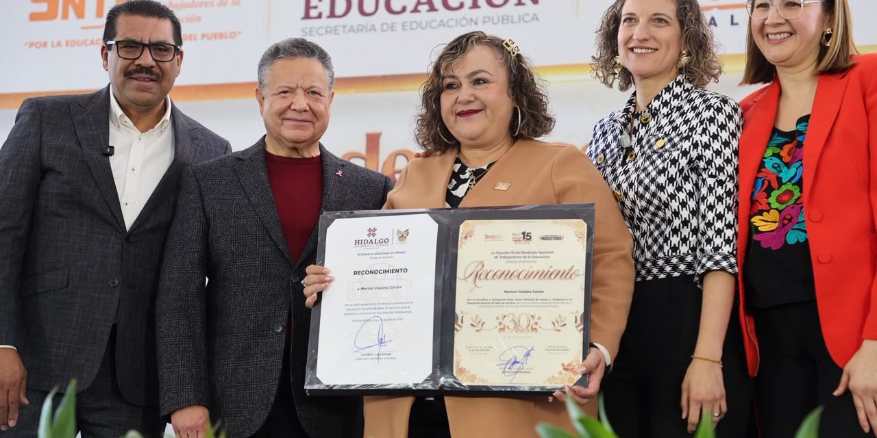 Menchaca entrega apoyos a gremio educativo