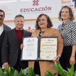 Menchaca entrega apoyos a gremio educativo