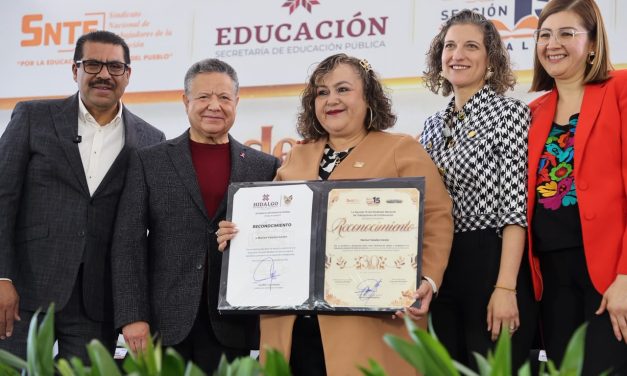 Menchaca entrega apoyos a gremio educativo