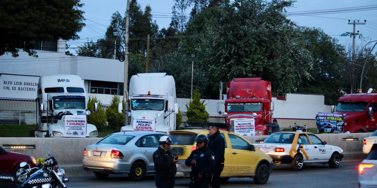 Transportistas bloquearon el bulevar Colosio en Pachuca