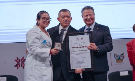 Reconocen trayectoria de médicos en Hidalgo